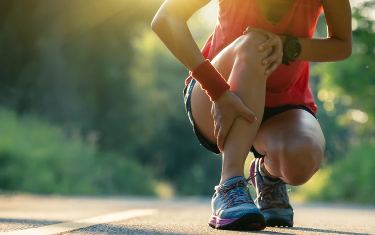 Kniender Mann mit Knieschmerzen